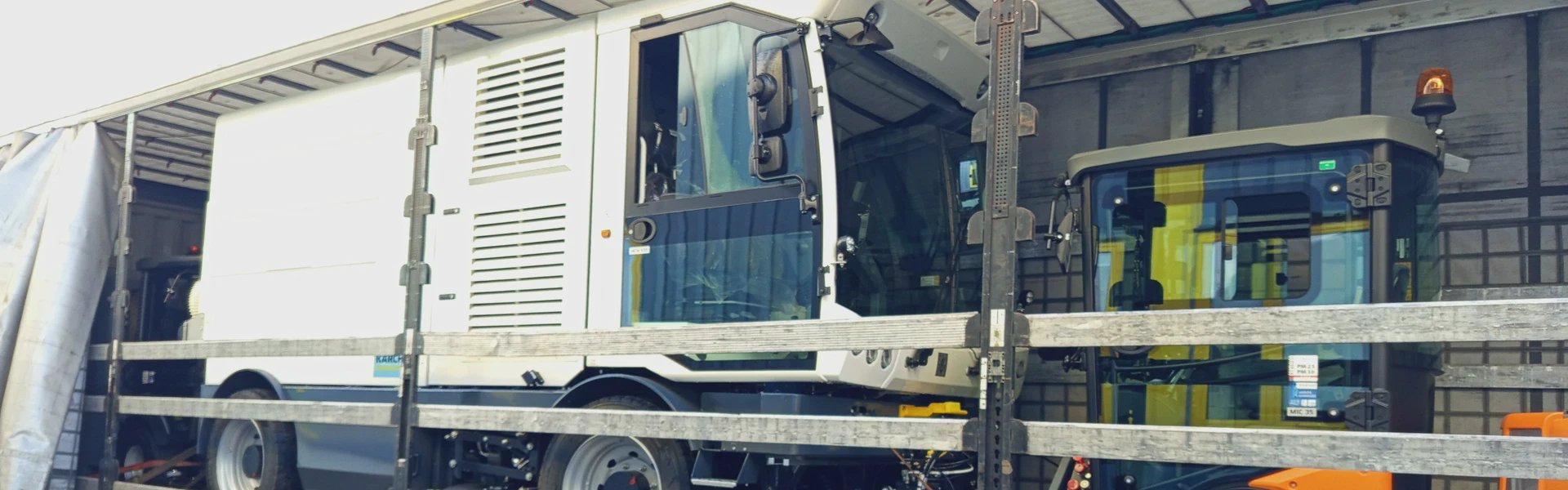 biała maszyna na pokładzie ciężarówki