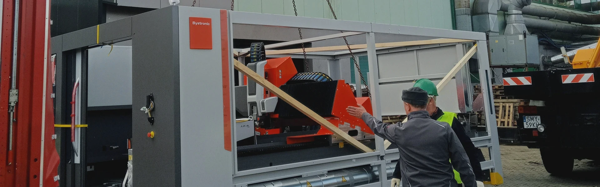 rozładunek maszyny na placu budowlanym