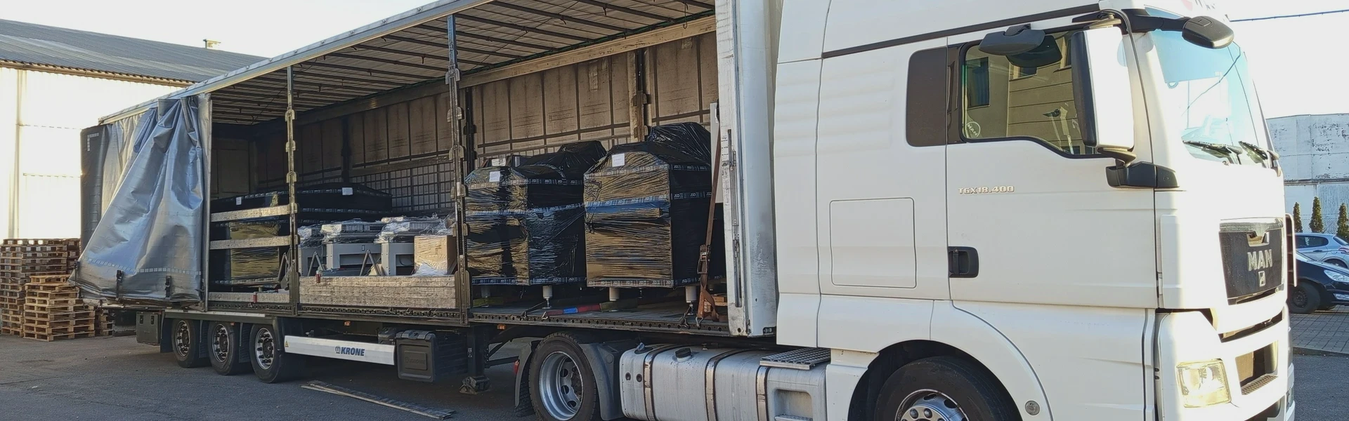 biała ciężarówka ze sprzętem